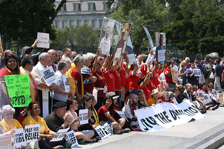 Hundreds of faith leaders and immigration activists participate in a protest Thursday in front of the White House. (RNS/Heather Adams)