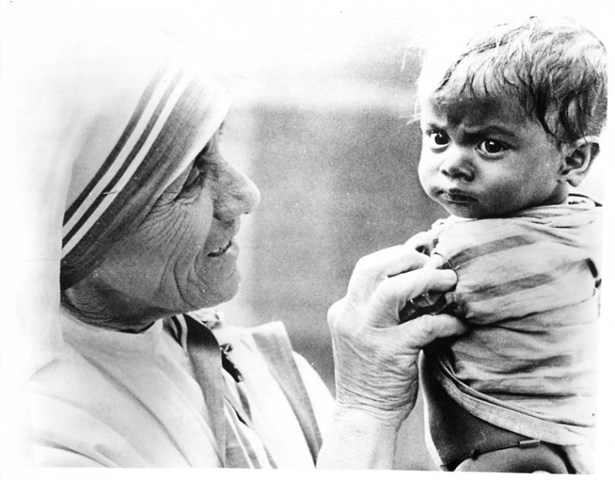 Mother Teresa of Calcutta, shown with an Indian child, worked to help sick and homeless victims in the cyclone-ravaged Indian state of Andhra Pradesh. (Religion News Service file photo)