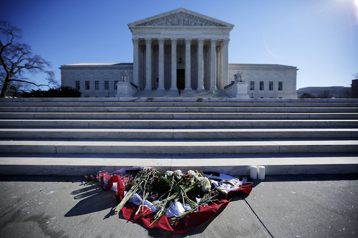 Flowers are seen in front of the Supreme Court building in Washington D.C. after the death of U.S. Supreme Court Justice Antonin Scalia, February 14, 2016. (Reuters/Carlos Barria)