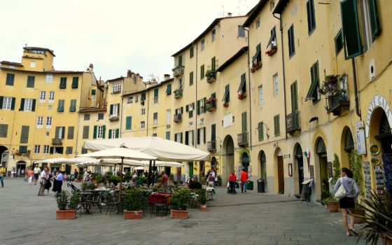 Piazza dell'Anfiteatro, Lucca, Italy (Wikimedia Commons/Davide Papalini)