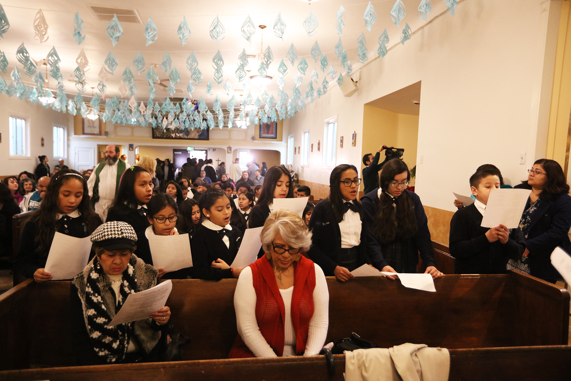 Families attend Mass Jan. 11, 2017, at Dolores Mission Church in Los Angeles. (Angelus News /Los Angeles Archdiocese/Victor Aleman)