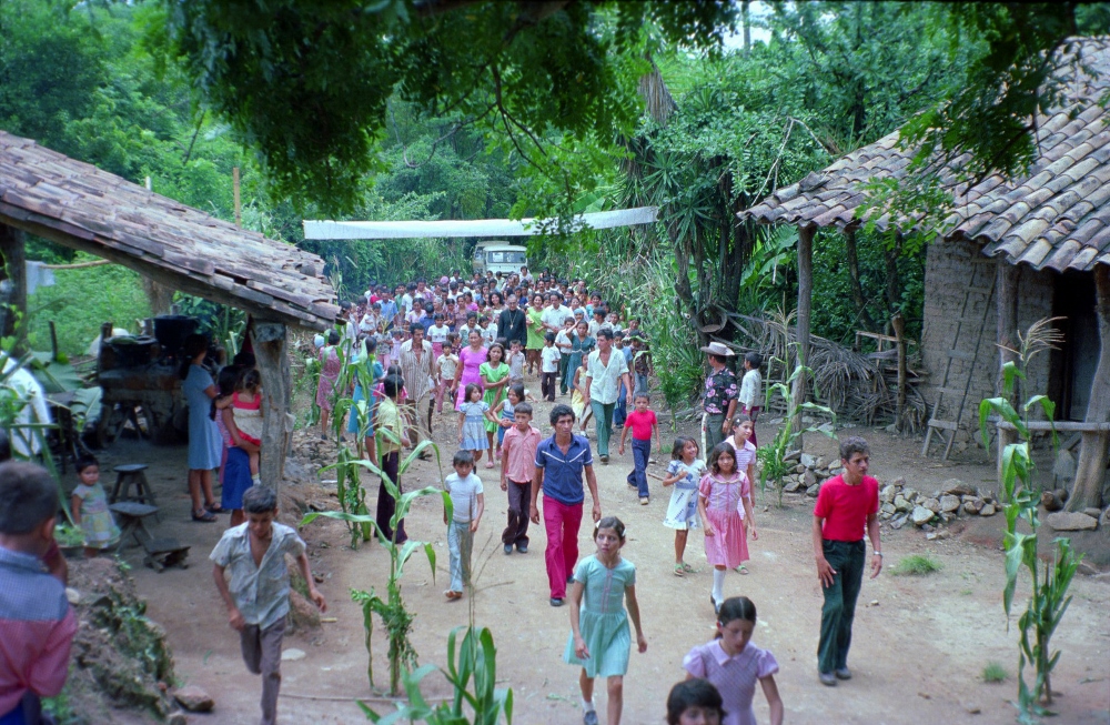 A crowd of people from San Antonio Los Ranchos in Chalatenango, El Salvador, walk with Archbishop Óscar Romero as he arrives to celebrate Mass in 1979. (CNS/Octavio Duran) A crowd of people from San Antonio Los Ranchos in Chalatenango, El Salvador, walk with Archbishop Óscar Romero as he arrives to celebrate Mass in 1979. (CNS/Octavio Duran)