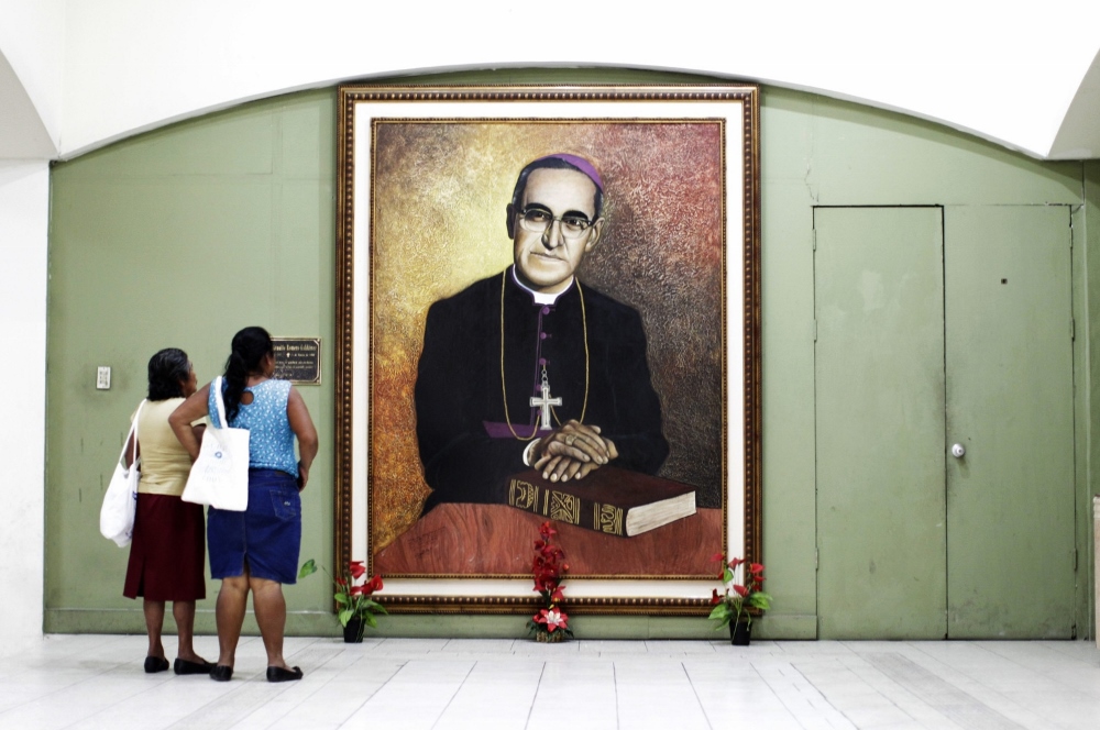 People look at a painting of slain Salvadoran Archbishop Óscar Romero at the cathedral in San Salvador in 2015. (CNS/Reuters/Jose Cabezas) People look at a painting of slain Salvadoran Archbishop Óscar Romero at the cathedral in San Salvador in 2015. (CNS/Reuters/Jose Cabezas)