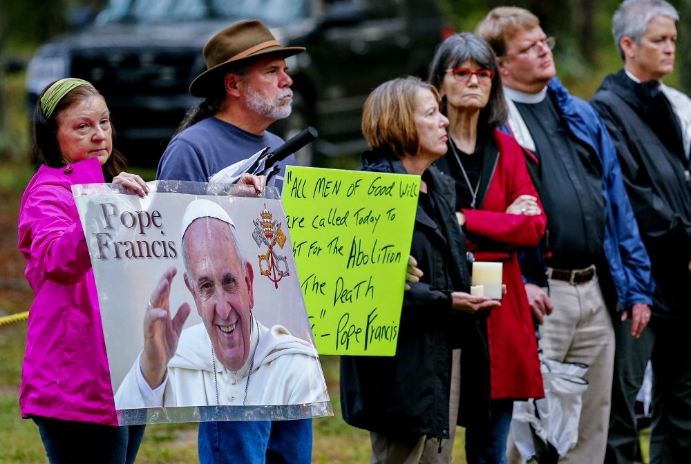 Death penalty opponents hold posters referring to Pope Francis as they stand outside the Georgia Diagnostic Prison in Jackson before the execution of Kelly Gissendaner by lethal injection in 2015. (CNS/EPA/Erik S. Lesser) Death penalty opponents hold posters referring to Pope Francis as they stand outside the Georgia Diagnostic Prison in Jackson before the execution of Kelly Gissendaner by lethal injection in 2015. (CNS/EPA/Erik S. Lesser)