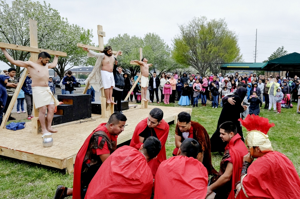 Hispanic Ministry members at Sagrado Corazon in Nashville, Tennessee, portray the Stations of the Cross March 25, 2016. (CNS/Tennessee Register/Rick Musacchio)