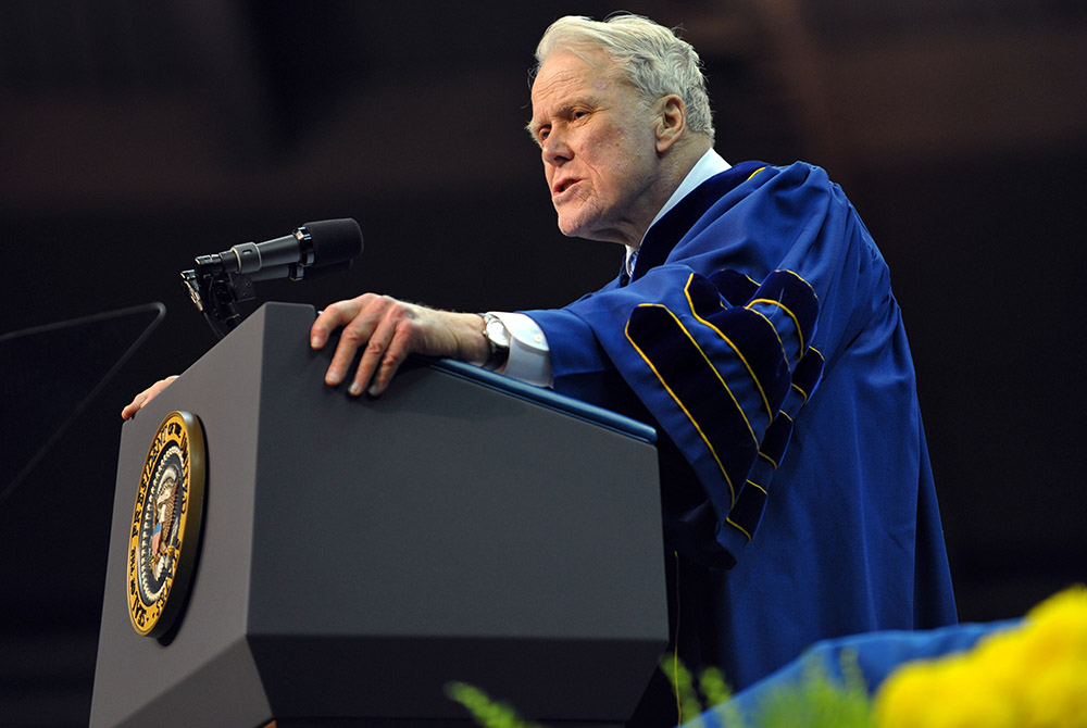 Judge John T. Noonan Jr. gives the commencement address in 2009 at the University of Notre Dame in Indiana. Noonan, a member of the U.S Court of Appeals for the 9th Circuit for 31 years, died April 17, 2017 at age 90. (CNS/Matt Cashore, University of Notr