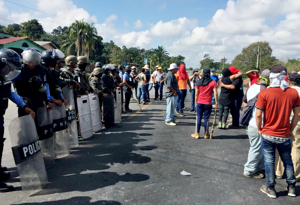 A highway standoff between the military and residents of Puller, north of El Progreso, Honduras (Tom Webb)