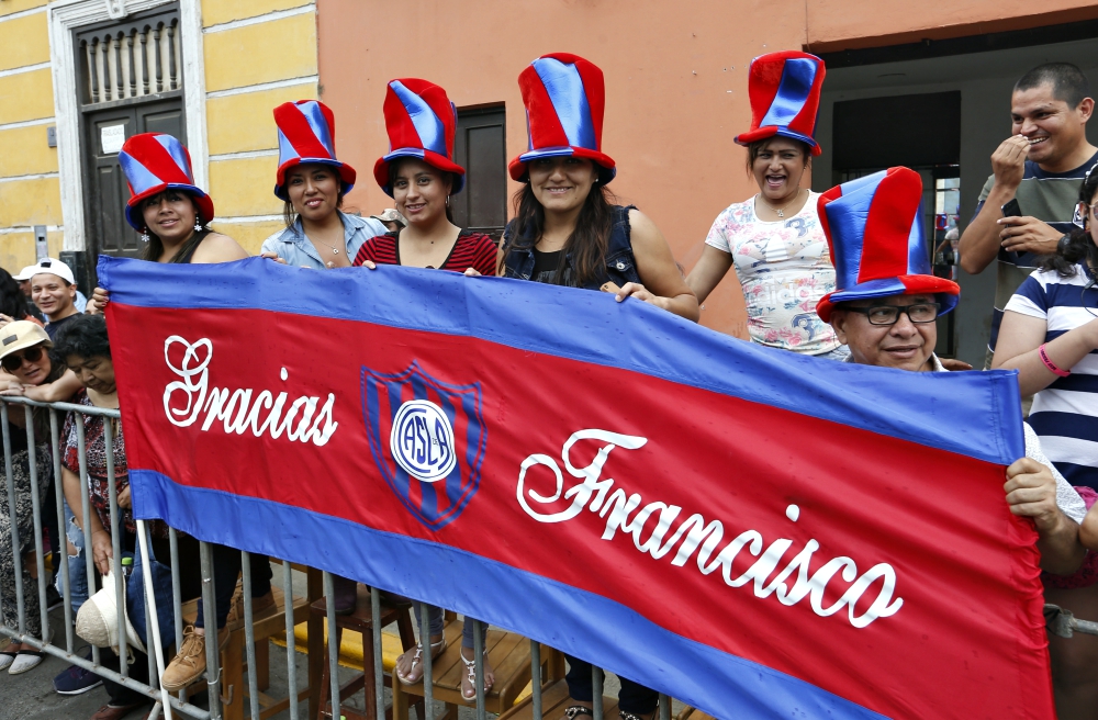 People hold a banner thanking Pope Francis along the parade route for the pope in Trujillo, Peru, Jan. 20. (CNS/Paul Haring) People hold a banner thanking Pope Francis along the parade route for the pope in Trujillo, Peru, Jan. 20. (CNS/Paul Haring)