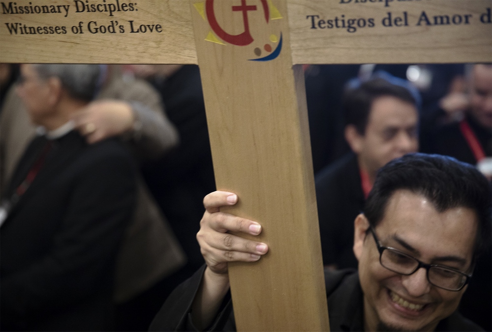 A delegate carries holds the encuentro cross Sept. 20 prior to the start of the Fifth National Encuentro, or V Encuentro, in Grapevine, Texas. (CNS/Tyler Orsburn) A delegate carries holds the encuentro cross Sept. 20 prior to the start of the Fifth National Encuentro, or V Encuentro, in Grapevine, Texas. (CNS/Tyler Orsburn)