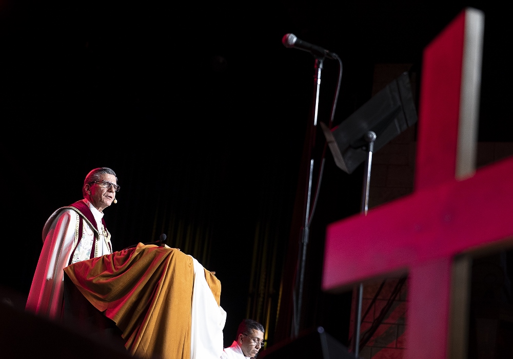 San Antonio Archbishop Gustavo García-Siller leads the opening prayer Sept. 20 during the V Encuentro in Grapevine, Texas. (CNS/Tyler Orsburn)
