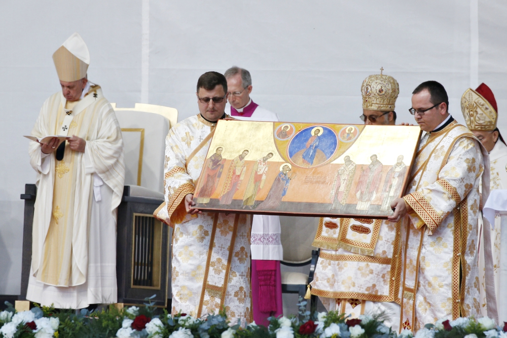 Clergy carry an icon of seven martyred bishops of the Eastern-rite Romanian Catholic Church as Pope celebrates a Divine Liturgy and the beatification of the seven bishops in Blaj, Romania, June 2. (CNS/Paul Haring) Clergy carry an icon of seven martyred bishops of the Eastern-rite Romanian Catholic Church as Pope celebrates a Divine Liturgy and the beatification of the seven bishops in Blaj, Romania, June 2. (CNS/Paul Haring)