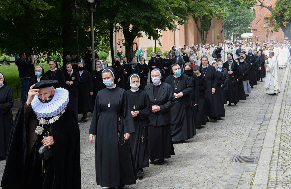 Nuns wearing protective masks take part in a Corpus Christi procession in Krakow, Poland, June 11, 2020, during the COVID-19 pandemic. (CNS/Agencja Gazeta via Reuters/Jakub Porzycki)