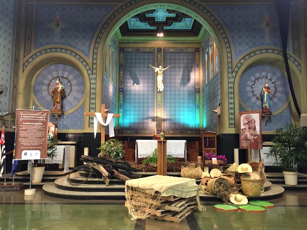 The altar in the Claretian Chapel in Batatais, Brazil, is decorated for the Aug. 8 funeral wake of retired Bishop Pedro Casaldáliga. (CNS photo/Courtesy of Claretian Center) The altar in the Claretian Chapel in Batatais, Brazil, is decorated for the Aug. 8 funeral wake of retired Bishop Pedro Casaldáliga. (CNS photo/Courtesy of Claretian Center)