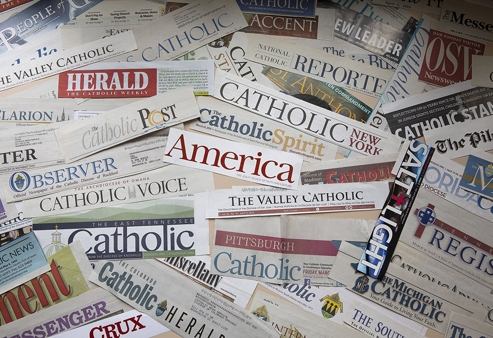 Las cabeceras de numerosos periódicos católicos se ven en esta foto ilustrativa. (CNS/Tyler Orsburn)