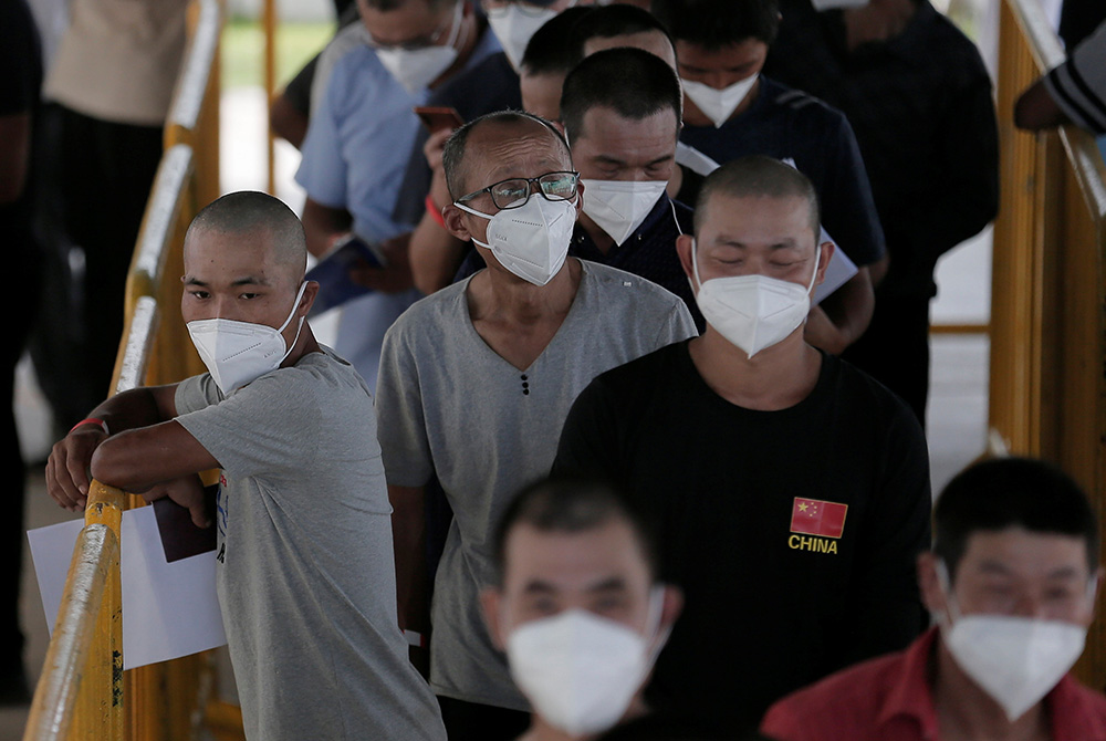 People line up to receive a dose of the Sinopharm COVID-19 vaccine at a vaccination site April 5 in Colombo, Sri Lanka. (CNS/Dinuka Liyanawatte, Reuters)