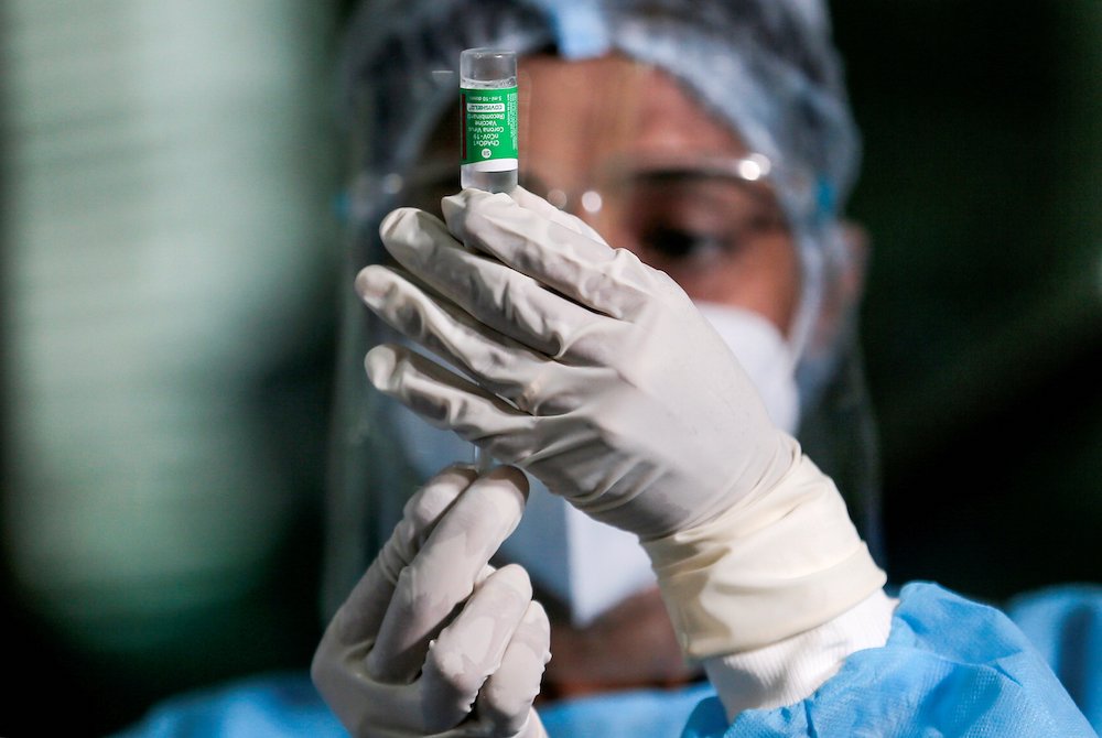 A health official draws a dose of AstraZeneca's COVID-19 vaccine at Infectious Diseases Hospital Jan. 29 in Colombo, Sri Lanka. (CNS/Dinuka Liyanawatte, Reuters)