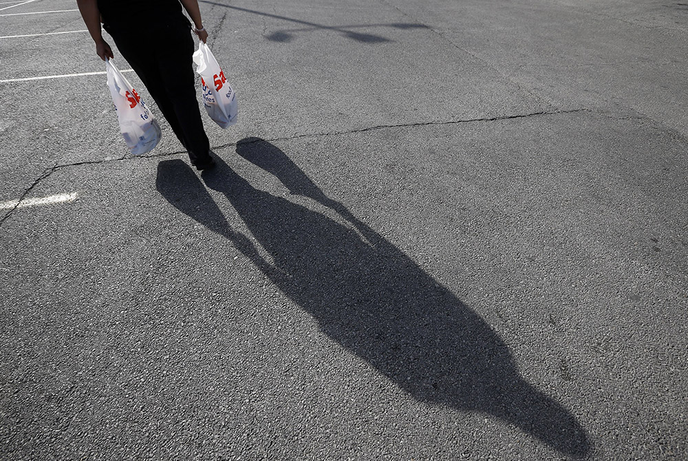A woman in Chicago carries her groceries home in this 2014 file photo. (CNS/Reuters/Jim Young)