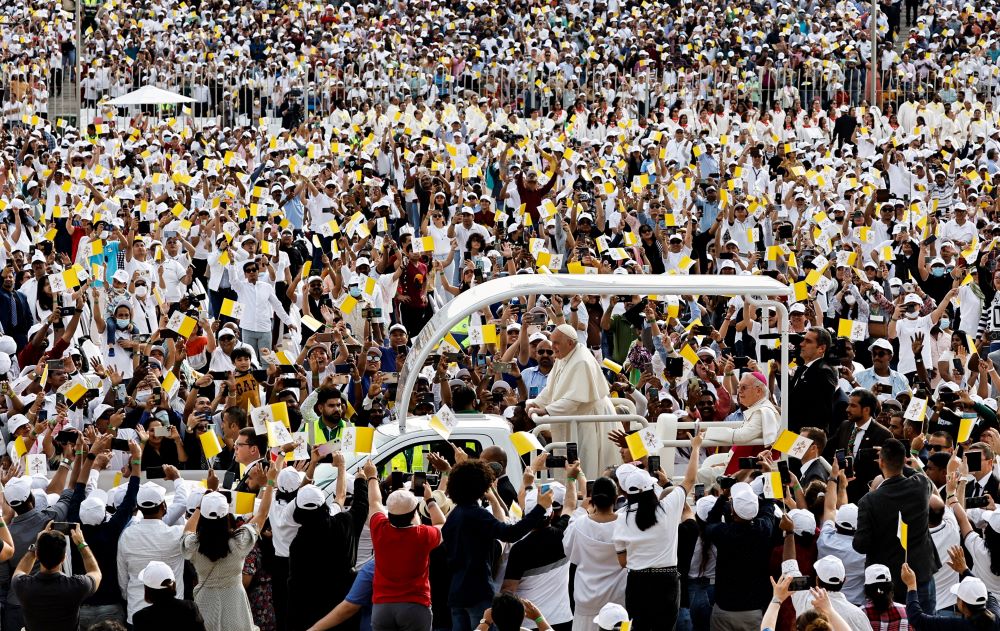 Pope arrives for Bahrain Mass.