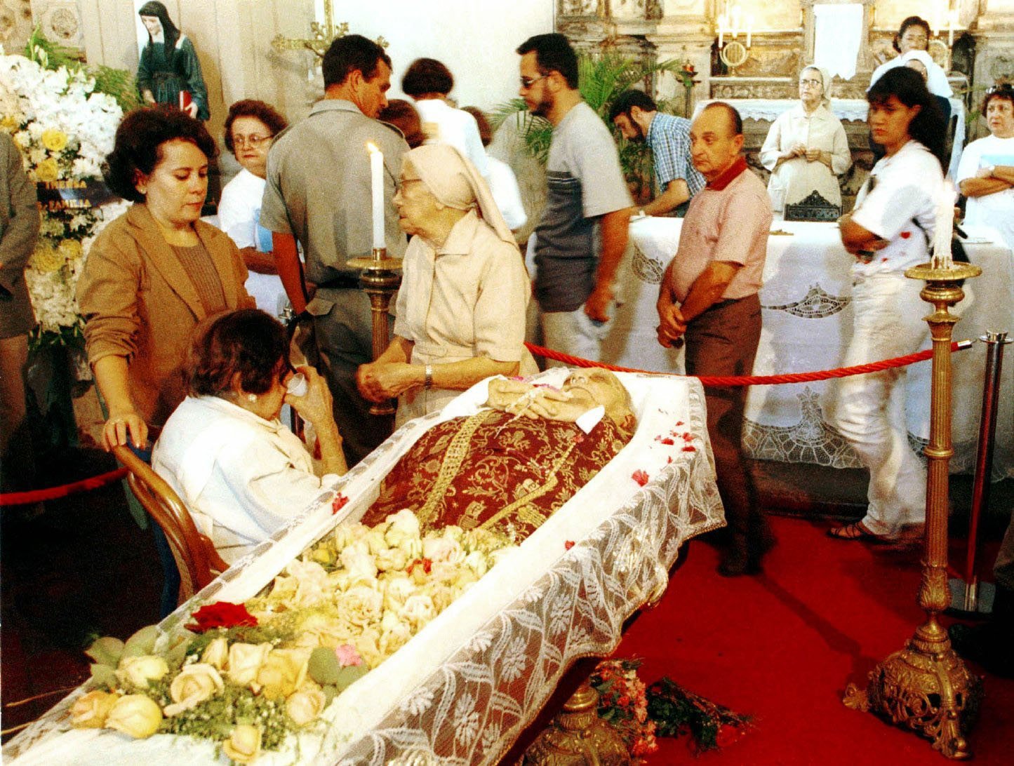 Mourners walk past the casket of Archbishop Hélder Câmara in Recife, Brazil, Aug. 28, 1999. 