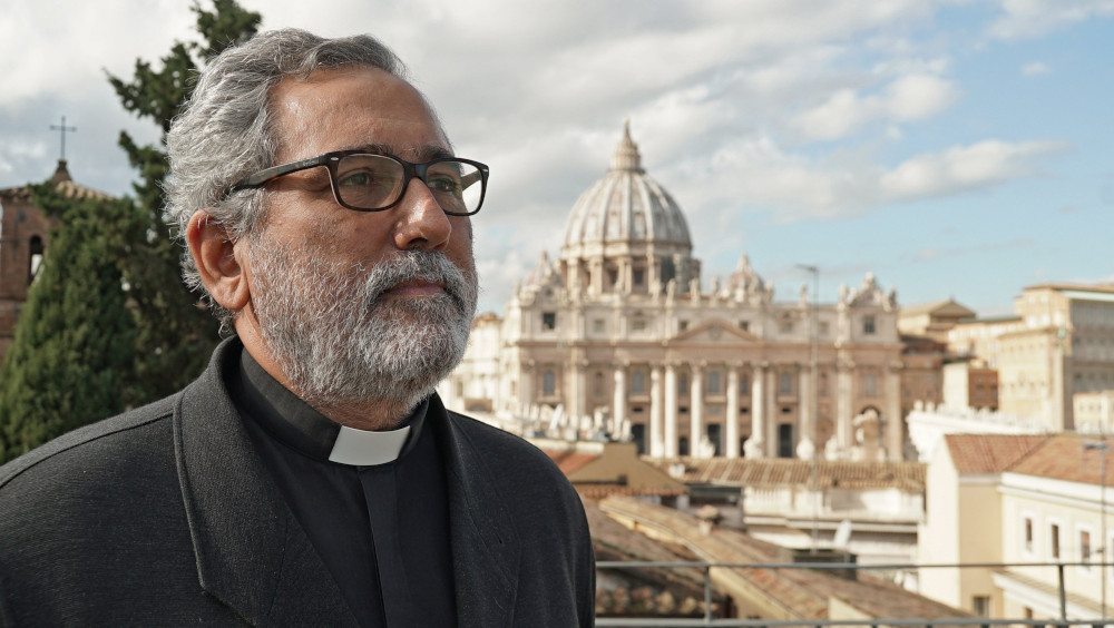 Juan Antonio Guerrero Alves with the Vatican in the background