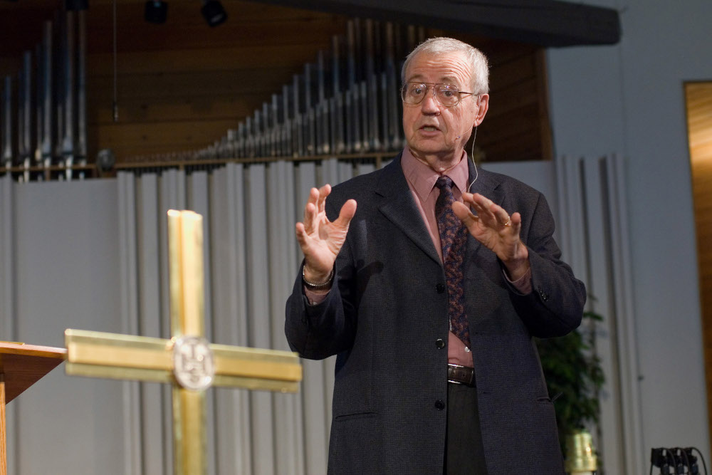 Dallas Willard gives a Ministry in Contemporary Culture Seminar at the George Fox Evangelical Seminary in Portland, Oregon, in 2008. (Wikimedia Commons/Loren Kerns)