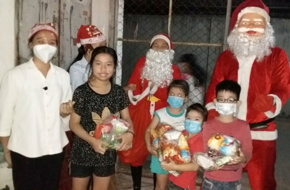 Children living in the hostel area receive Christmas gifts. (Mary Nguyen Lan)