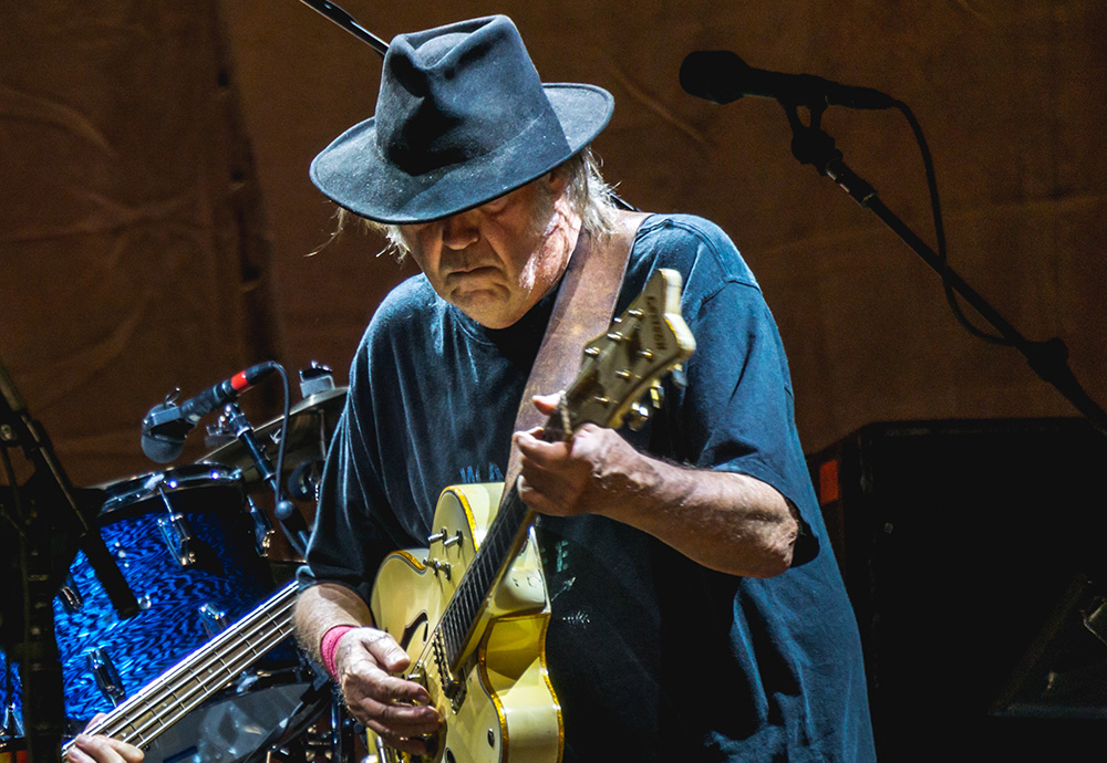 Neil Young performs in concert in 2016. (Wikimedia Commons/Raph_PH)