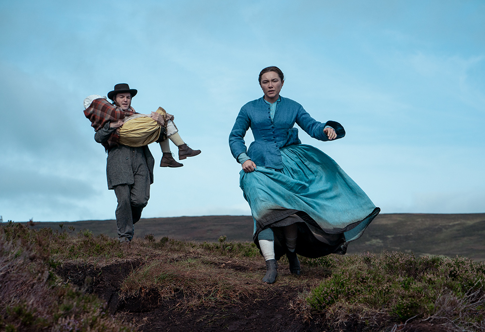 Kíla Lord Cassidy as Anna O'Donnell, Tom Burke as Will Byrne and Florence Pugh as Lib Wright in "The Wonder" (Aidan Monaghan/Netflix © 2022)