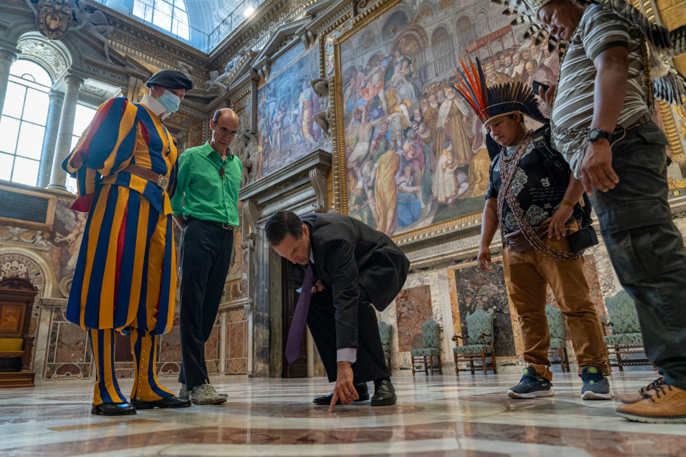 Greg Asner and Chief Dadá Borarí at Salla Reggia inside the Apostolic Palace in Vatican City (Courtesy of Lorenzo Magistrato)