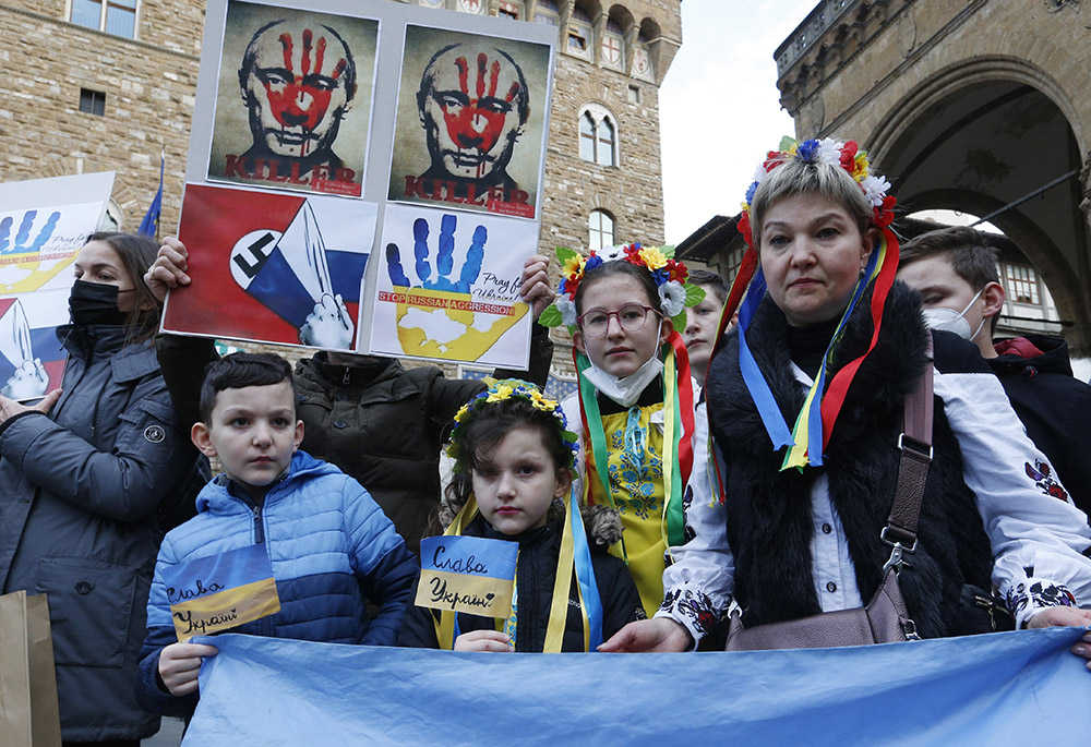 Ukrainians living in Italy protest against the war in Ukraine in Piazza della Signoria Feb. 27 in Florence, Italy. (CNS/Paul Haring)