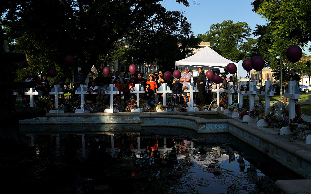 People seen in front the Uvalde County Courthouse in Texas, May 26, mourn the victims of the mass shooting at Robb Elementary School. (CNS/Reuters/Veronica G. Cardenas) People seen in front the Uvalde County Courthouse in Texas, May 26, mourn the victims of the mass shooting at Robb Elementary School. (CNS/Reuters/Veronica G. Cardenas)
