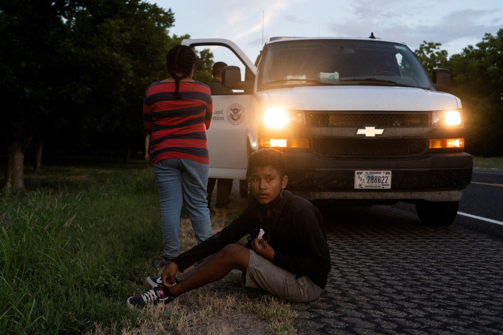 Minors from Honduras are picked up by a U.S. Customs and Border Protection agent in Eagle Pass, Texas, July 25, 2022. (CNS photo/Go Nakamura, Reuters)