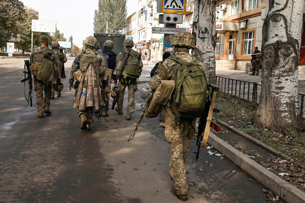 Ukrainian soldiers walk in Bakhmut, in Ukraine's Donetsk region Oct. 1, amid Russia's attack on the East European country. (CNS/Reuters/Zohra Bensemra)
