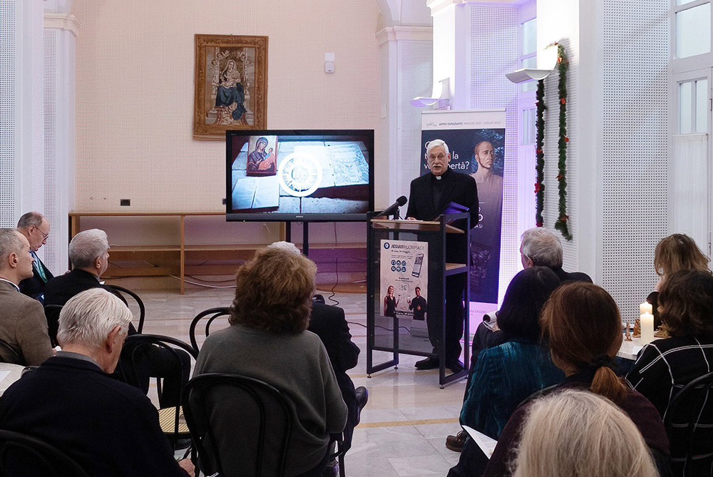 P. Arturo Sosa, superior general de los jesuitas, reunido con los periodistas en la sede de los jesuitas en Roma el 14 de diciembre de 2022, analiza el caso del p. Marko Rupnik, un artista jesuita que se encuentra bajo restricciones ministeriales tras acusaciones de abuso. (CNS/Oficina de Comunicaciones de los Jesuitas)