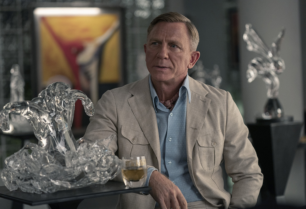 Daniel Craig as Detective Benoit Blanc in "Glass Onion: A Knives Out Mystery" (Netflix/John Wilson© 2022)