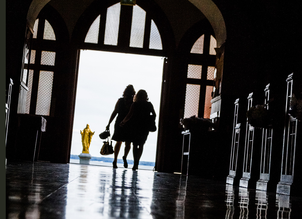 Mujeres a la entrada de una iglesia (Dreamstime/Benoit Daoust)