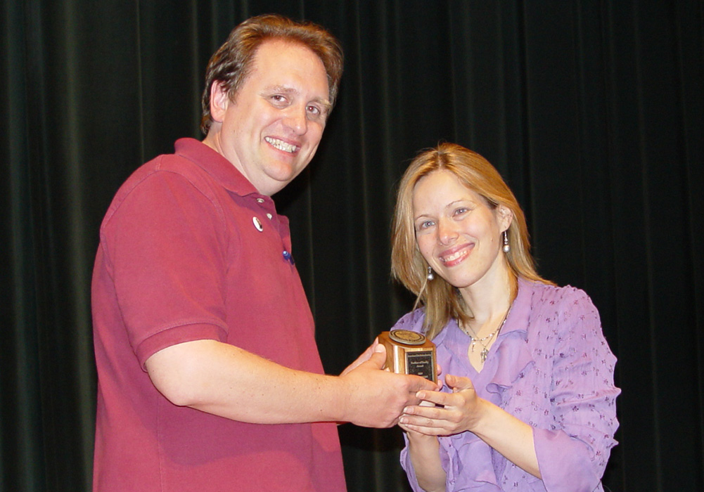 Dawn Eden Goldstein receives the 2007 Outline of Sanity award from Dale Ahlquist, president of the G.K. Chesterton Society. (Courtesy of Dawn Eden Goldstein)