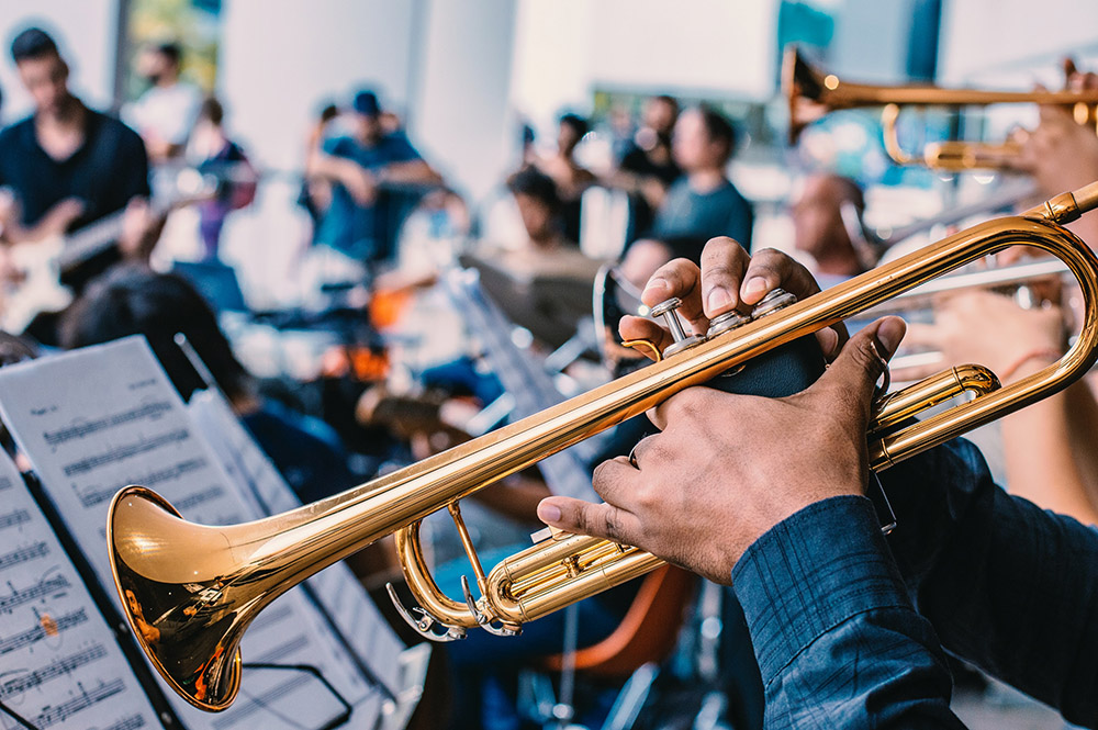 A group playing music (Unsplash/Bruno Justo Pego)