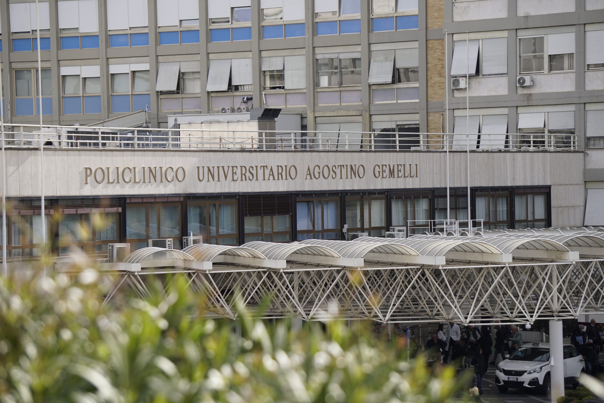 Pope Francis' suite sits on the top floor of Rome's Gemelli hospital, whose entrance is pictured here, March 30, 2023. The pope was admitted to the hospital March 29 due to concerns over breathing difficulties and was diagnosed with a "respiratory infection," according to the Vatican. (CNS photo/Justin McLellan)