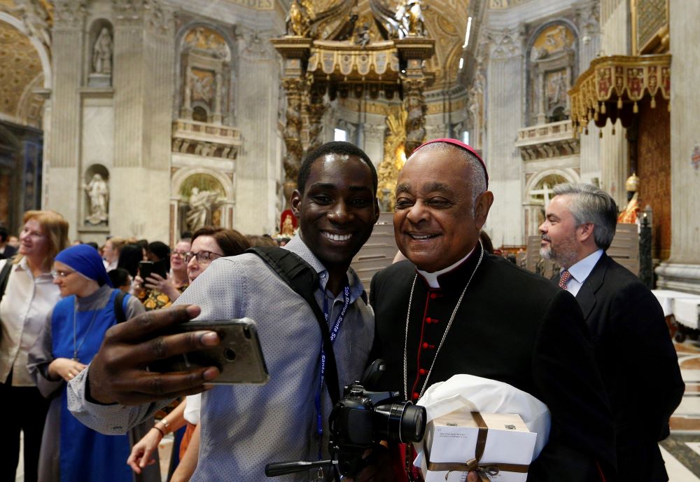 El cardenal Wilton Gregory posa para una selfie en la Basílica de San Pedro en el Vaticano.