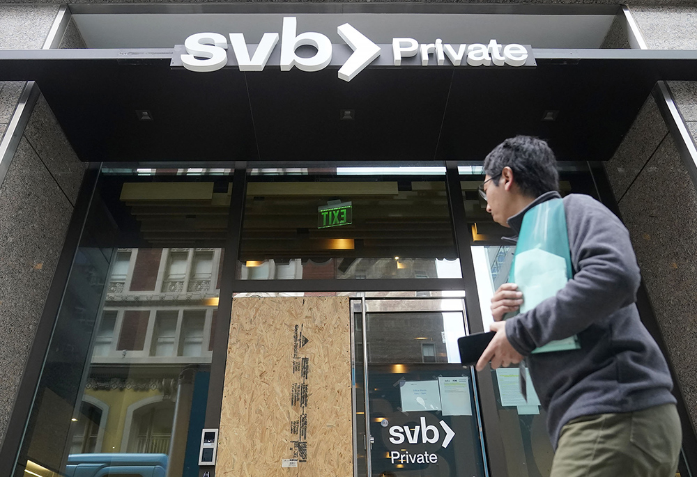 A pedestrian passes a Silicon Valley Bank branch March 13 in San Francisco. (RNS/AP photo/Jeff Chiu)