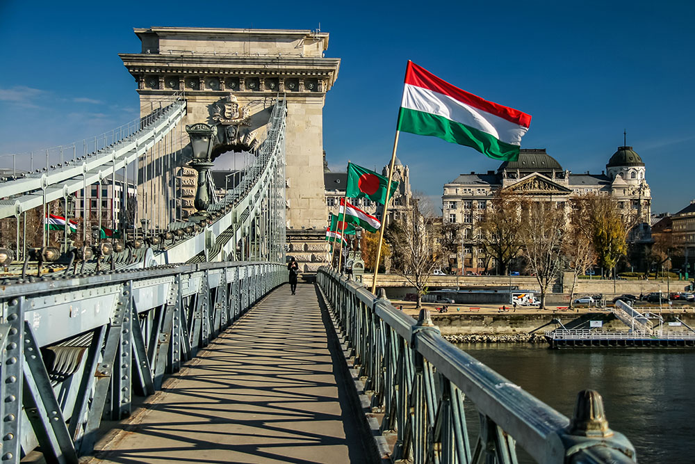 A pedestrian crosses Széchenyi Chain Bridge in Budapest, Hungary, in a 2016 file photo. (Wikimedia Commons/Jorge Franganillo)