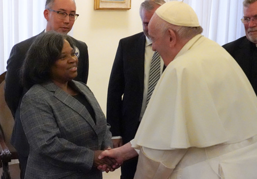 Sheila Thomas meets Pope Francis during fall 2022 at the Vatican. Thomas, with West/Southwest IAF affiliate One LA-IAF, was part of a delegation of community organizers and faith leaders who spoke with the pontiff about Recognizing the Stranger and their work with the first phase of the ongoing synod. (Courtesy of Rabbi John Linder)