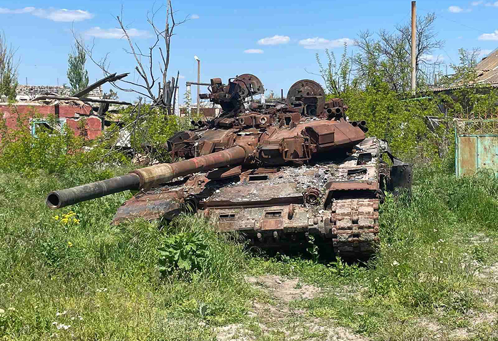 An abandoned Russian tank in a village near Mykolaiv, eastern Ukraine (Courtesy of Lydia Timkova)