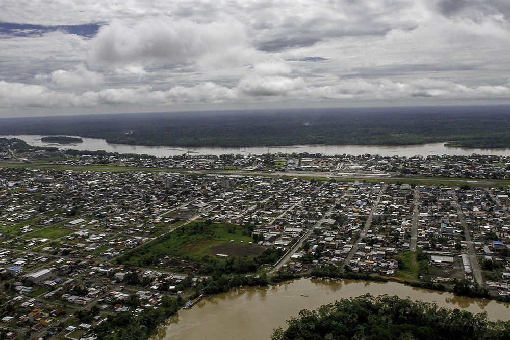 The Payamino River is seen in the foreground and the Coca River in the background of a 2015 aerial photo of Puerto Francisco de Orellana, Ecuador. (Wikimedia Commons/Agencia de Noticias ANDES)