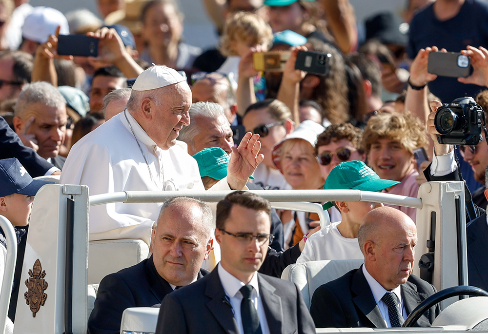 El Papa Francisco saluda a los visitantes desde el papamóvil mientras recorre la Plaza de San Pedro en el Vaticano antes de su audiencia general semanal el 7 de junio. (CNS/Lola Gomez)