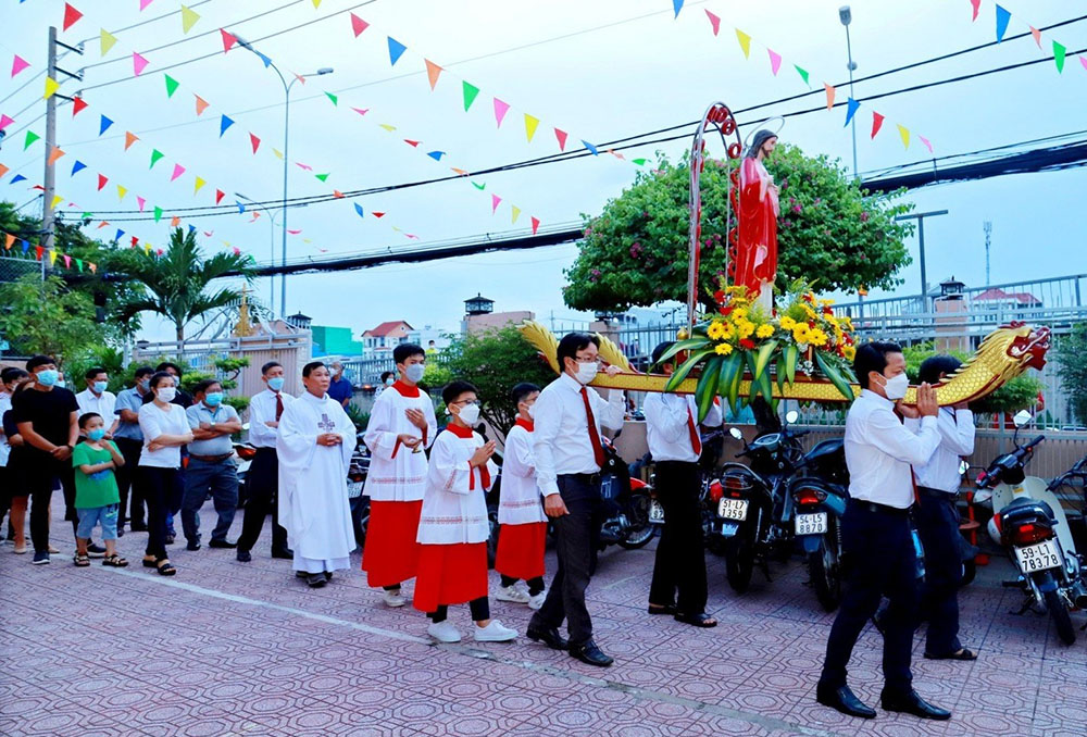 The procession of the Sacred Heart statue around a church in Vietnam (Courtesy of Mary Nguyen Thi Phuong Lan)