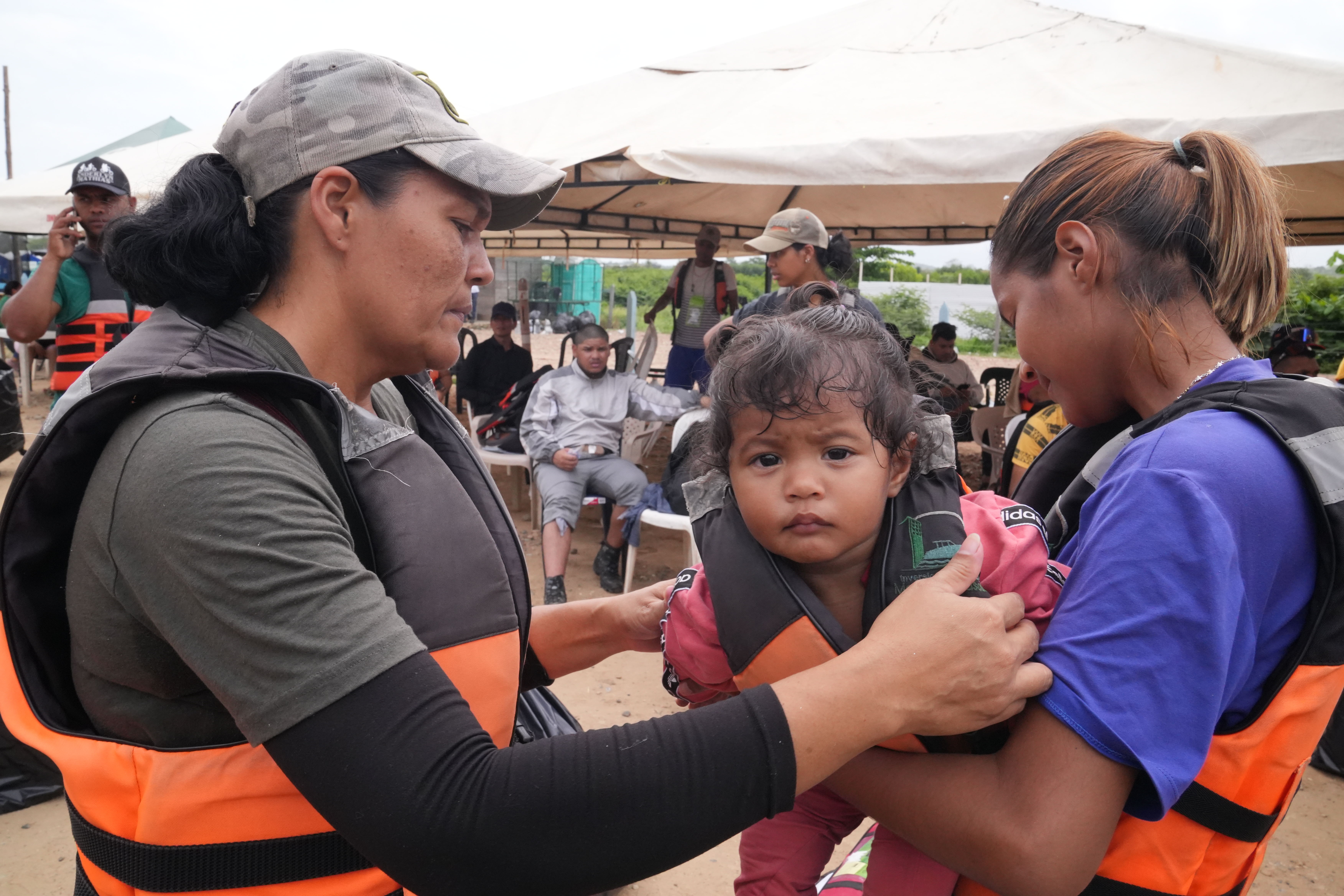 Grupos de apoyo no gubernamentales y autoridades locales asisten a los migrantes antes de iniciar su viaje a la selva del Darién. (Foto: GSR/Manuel Rueda)