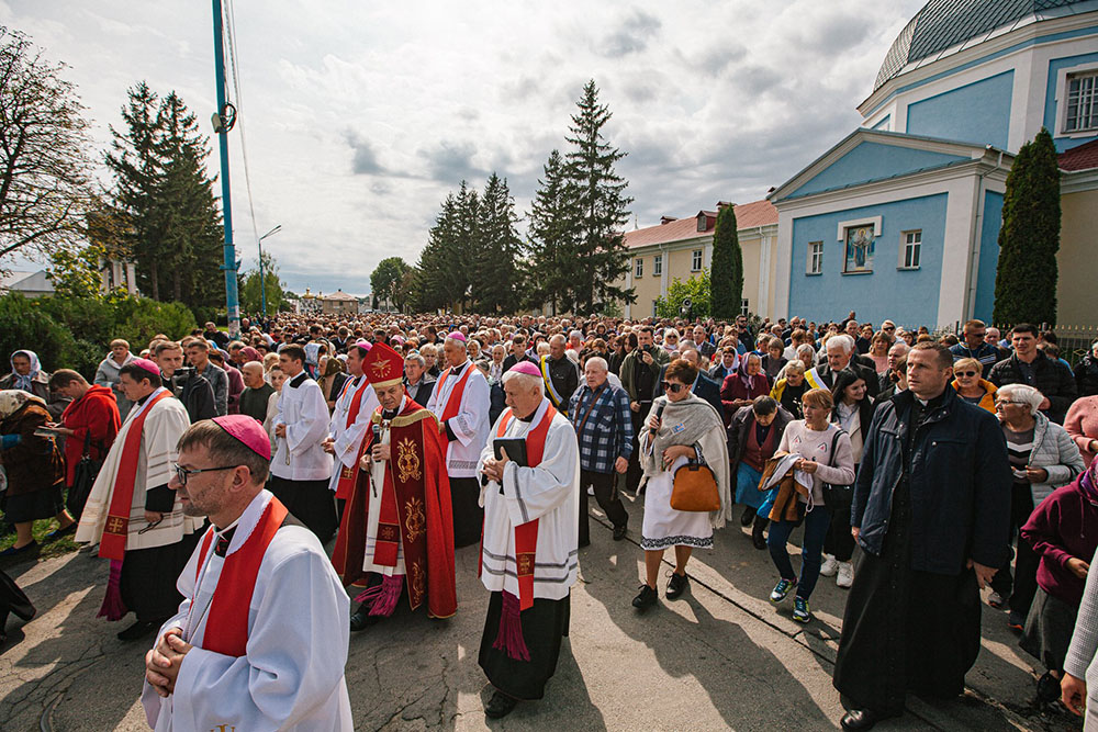 Bishops Leon Dubrawskyi of Kamianets-Podilskyi, wearing red vestments, and Stanislav Szyrokoradiuk of Odesa-Simferopol, center, lead a procession in Shargorod, Ukraine, Sept. 14, 2022, the special day of prayer for Ukraine and the end of the Latin-rite bishops' Year of the Holy Cross. (CNS/Vyacheslav Sokolovy)