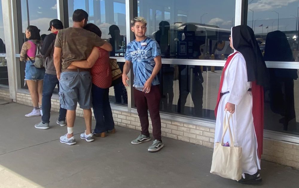 Sor María Elena de San José, de las Adoratrices Perpetuas del Santísimo Sacramento, hace fila para cruzar a los Estados Unidos en el puerto de entrada del Puente de las Américas, desde Ciudad Juárez, México, hacia El Paso, Texas, el 13 de mayo de 2023. La hermana dijo que su orden contemplativa reza para que los gobiernos puedan asistir mejor a los migrantes. (Foto: GSR/ Rhina Guidos)